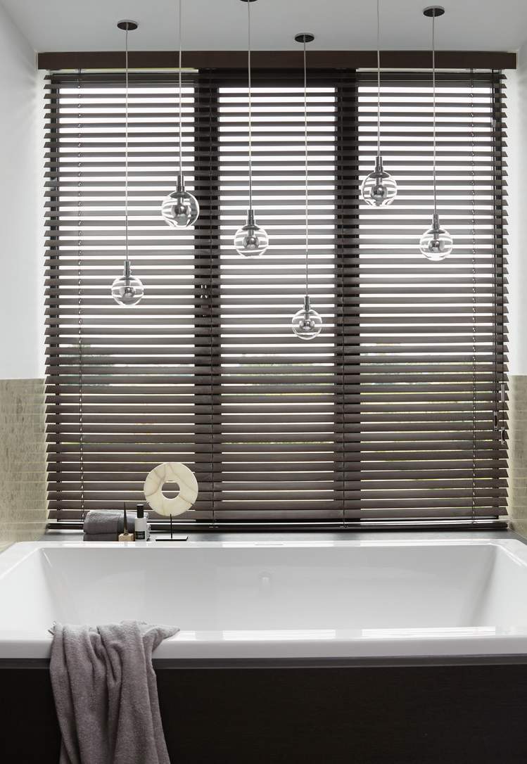 Stores de salle de bain imitation bois de Luxaflex®